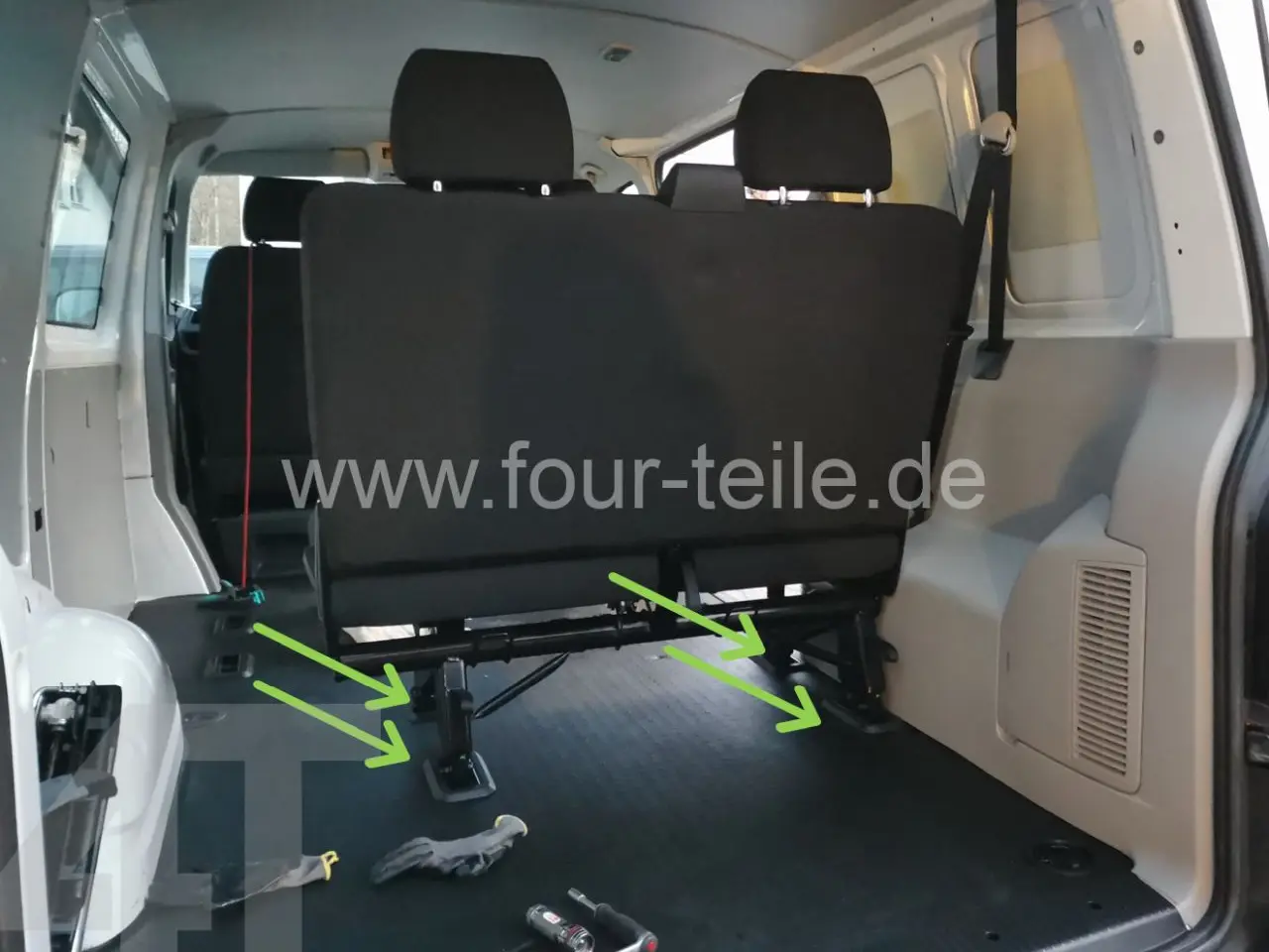 Billede 6 - Eftermontering af bænksæde til VW Bus T5/T6 kort
