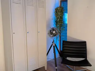 Metalskab med 3 døre