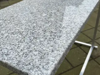 Helt NY, Granit vindues karm, del af par