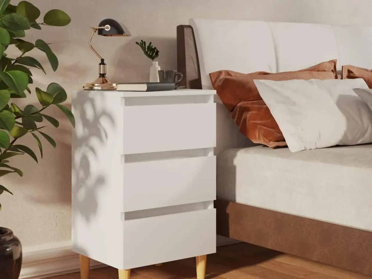 Billede 1 - Sengeskab med massive træben 40×35×69 cm - hvid, 3 skuffer