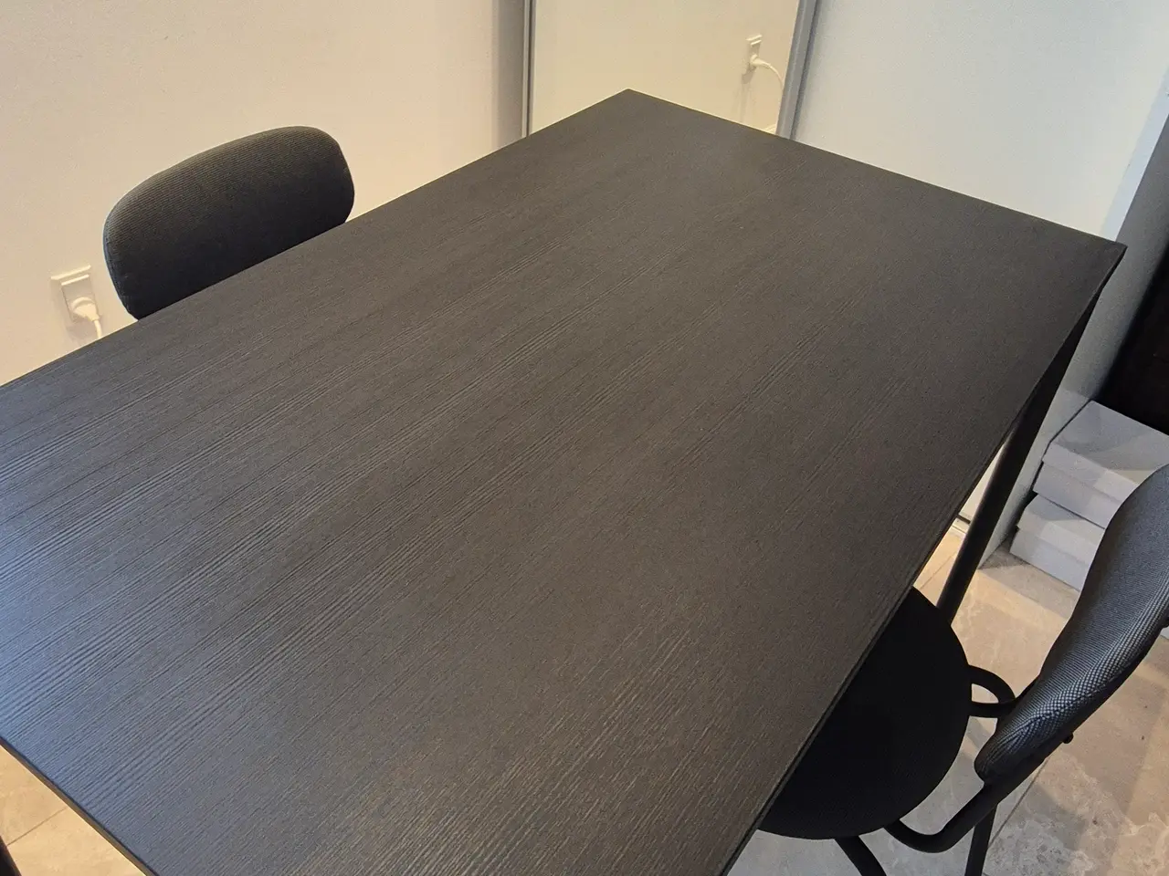 Billede 3 - Moderne spisebord med 2 stole – sort minimalistisk