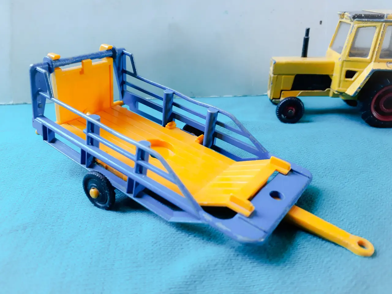 Billede 2 - Corgi Traktor med Britains Vogn og Grise