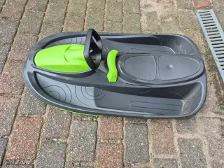 Fin bobslæde med rat.