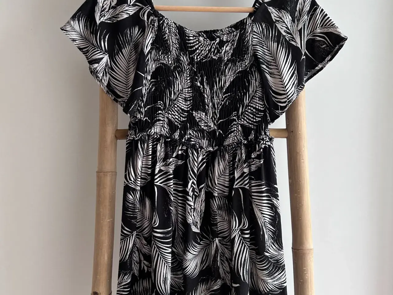 Billede 1 - H&M smocksyet kjole med vide ærmer, str. 146