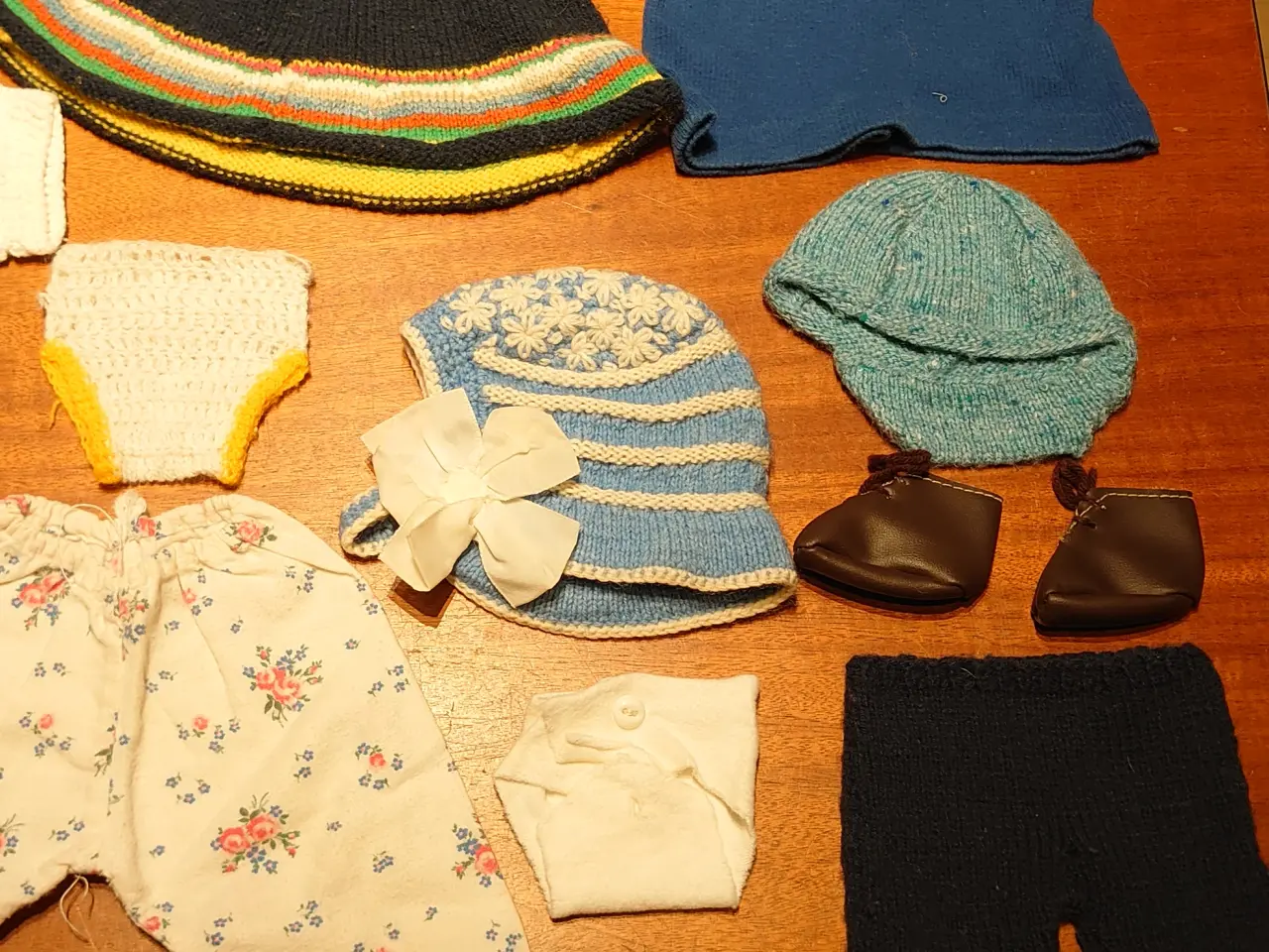 Billede 4 - Vintage kuffert med dukketøj. 18 dele.
