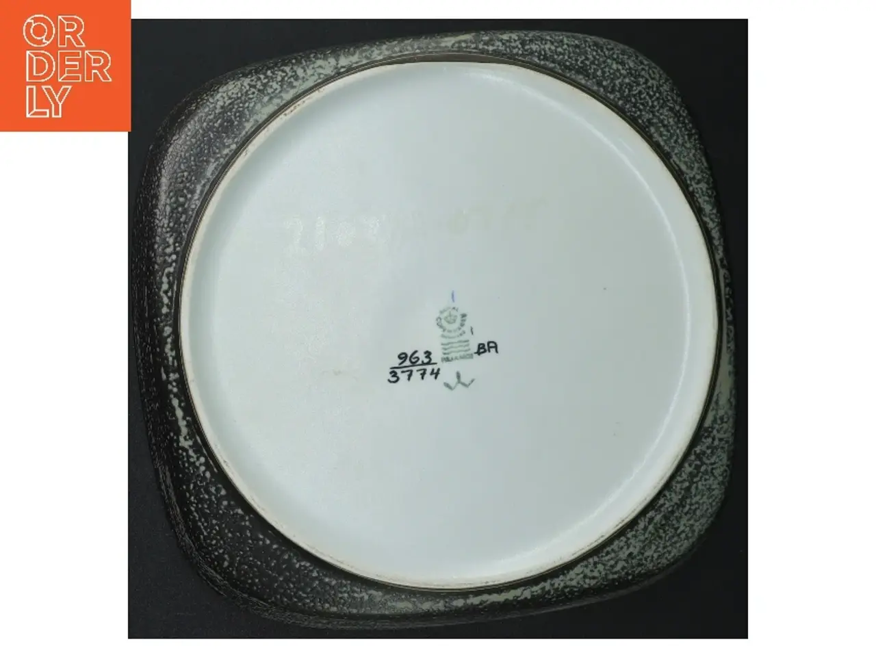Billede 4 - Vintage sort og hvid keramikfad 964-3774 fra Royal Copenhagen (str. 21,5 cm)