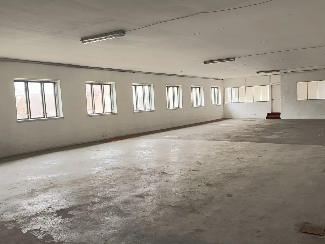 Billede 2 - 370 m² bilhus med værksted og udstilling – synligt placeret på Østfyn