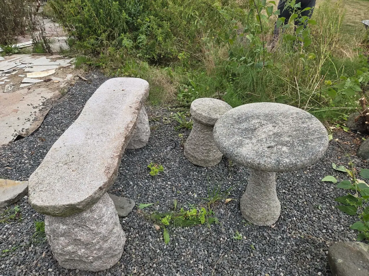 Billede 1 - Rød granitbænk, bord og stol "pullert"