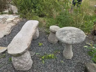 Rød granitbænk, bord og stol "pullert"