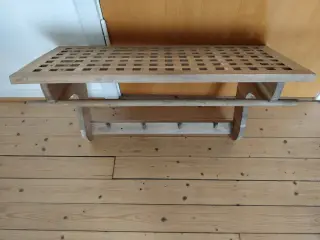 Hattehylde med knagerække