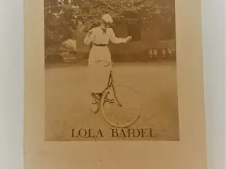 En sagte raslen Af Lola Baidel