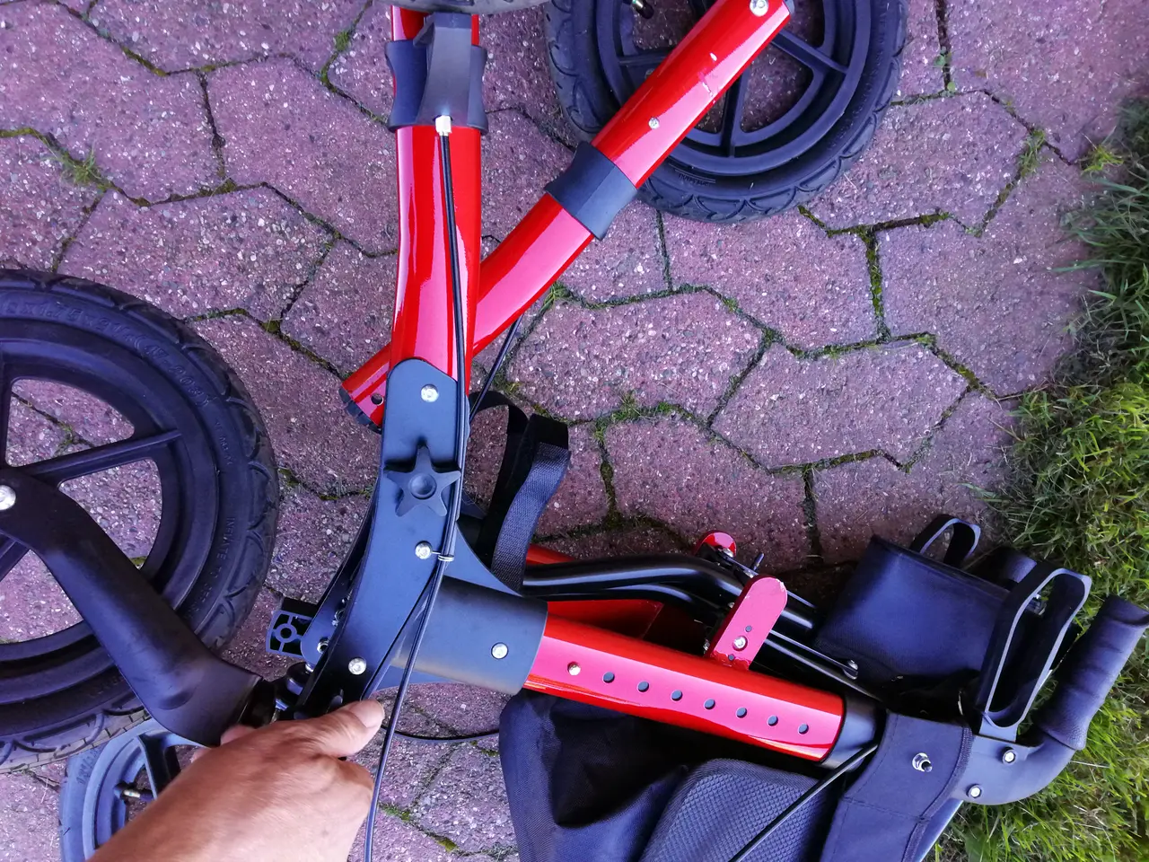Billede 4 - Flot rød rollator med store gummihjul