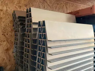 Solcelle montage udstyr til trapezformet pladetagb