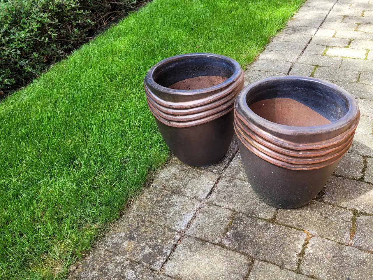 Billede 6 - 2 brune krukker med bronzefarvet kant