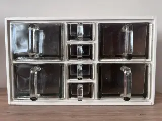 Smukt gammelt skuffedarium med glas skuffer