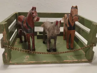 Fængselslegetøj?: 3 heste og lille stald. 1940-50.