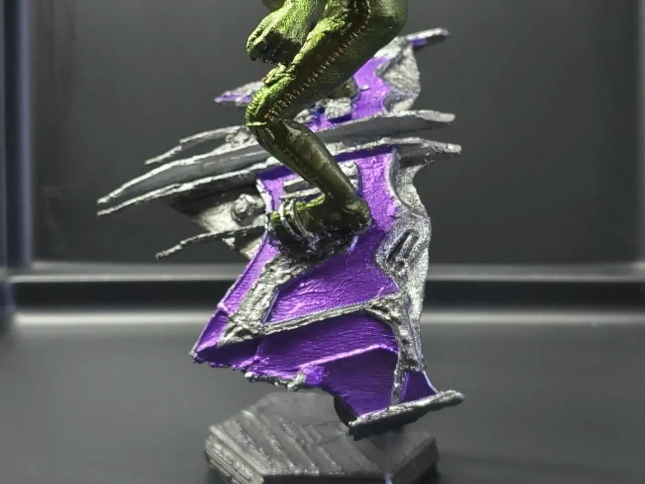 Billede 2 - Håndmalet Green Goblin figur med svæveglider