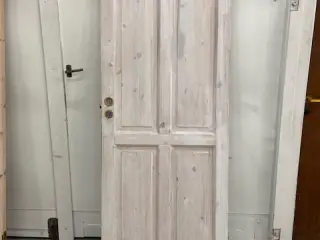 Massiv dør i fyr træ