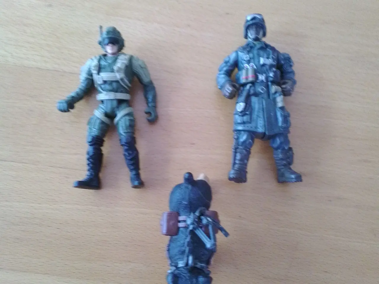 Billede 2 - Figurer militær politi og tilbehør, våben m.m.