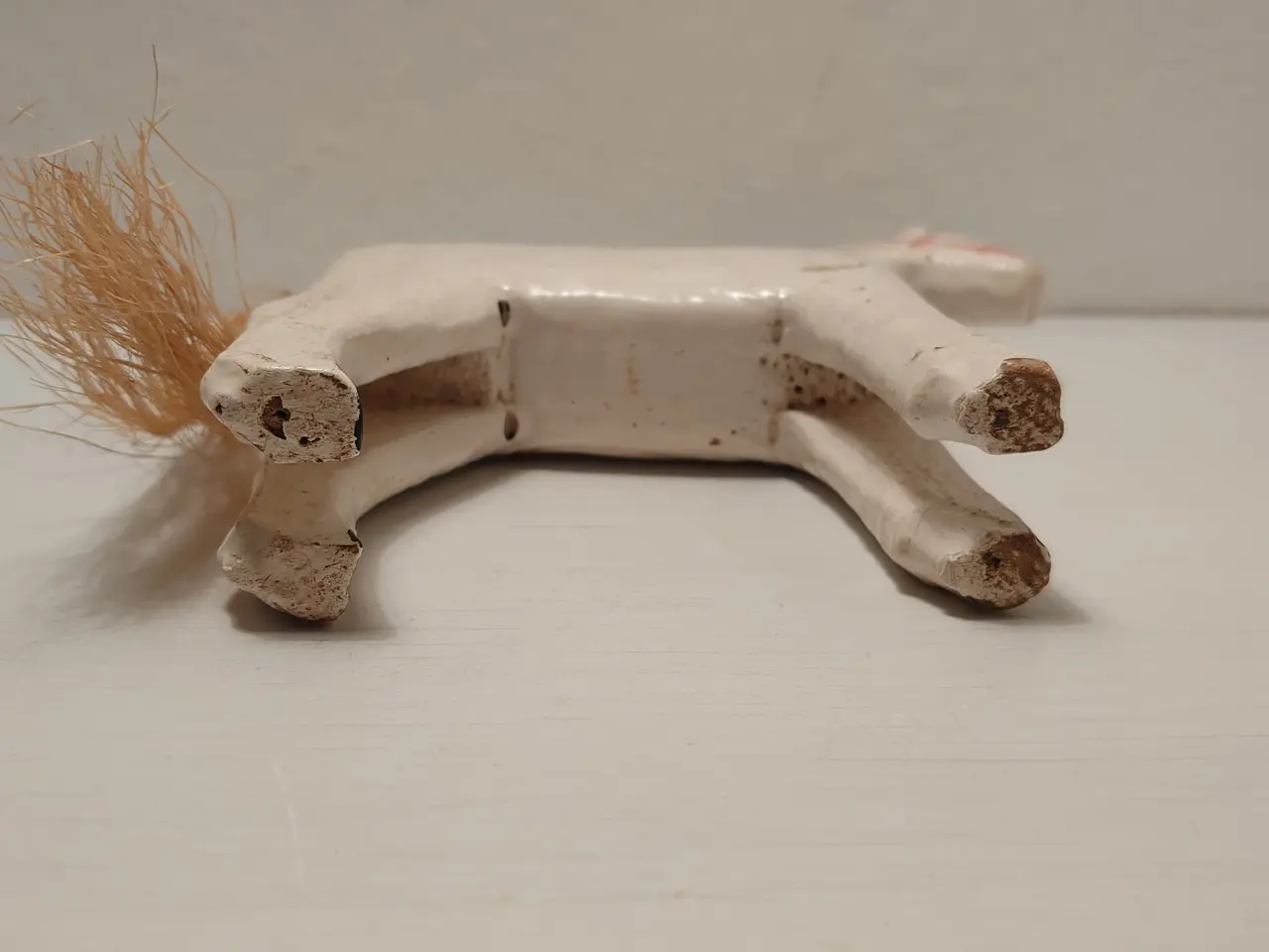 Billede 5 - Fængselslegetøj: Hvid hest, L 12,5 og H 14cm.