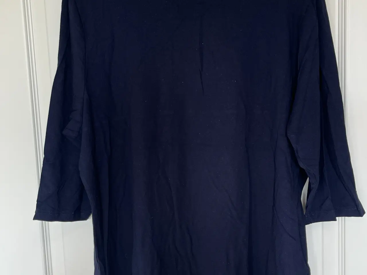 Billede 2 - Sort bluse med prikket krave fra Brandtex