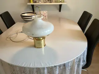 Fin lampe kan både stå og hænge op