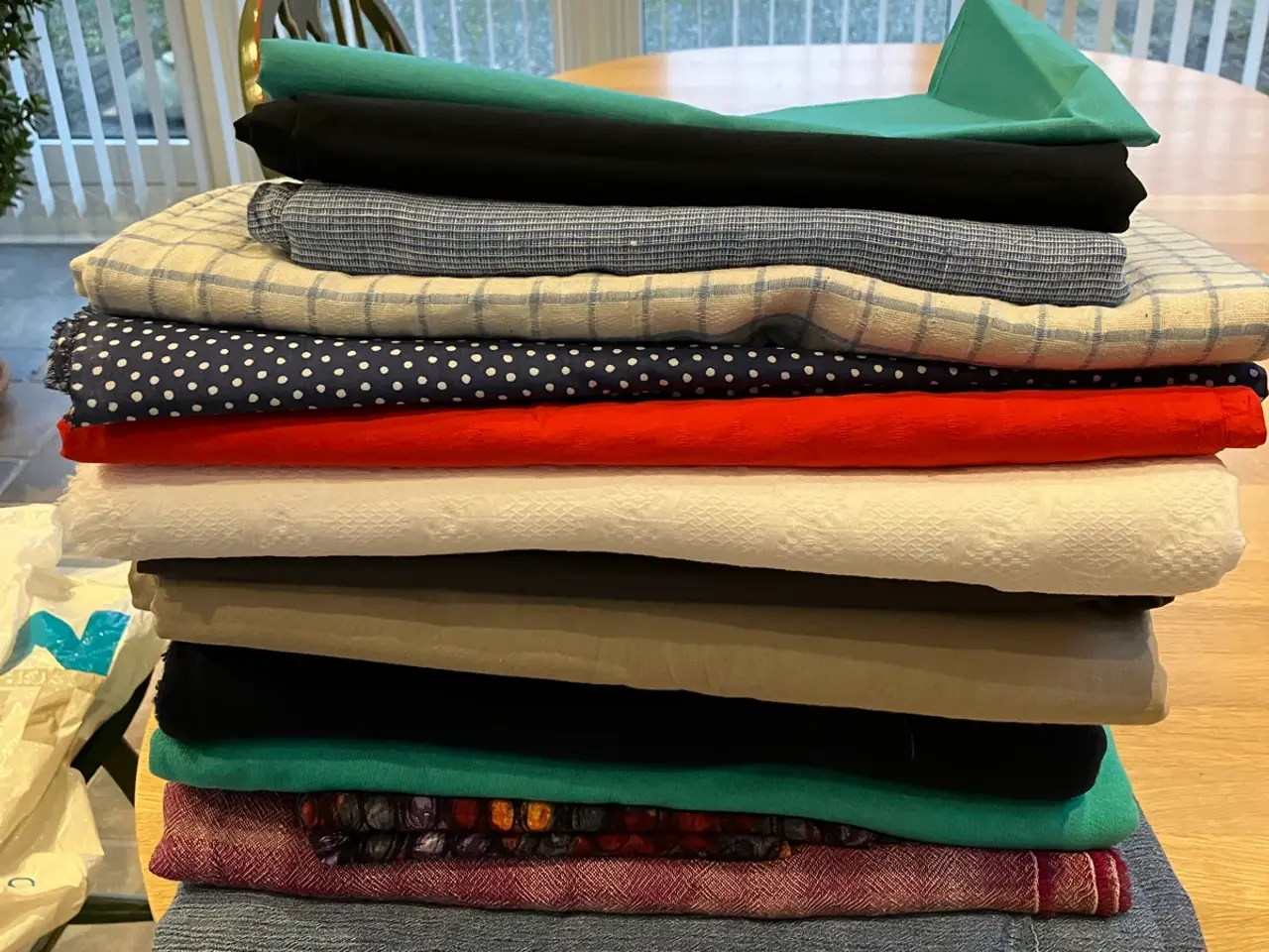 Billede 1 - Store stykker stof til mange stykker tøj