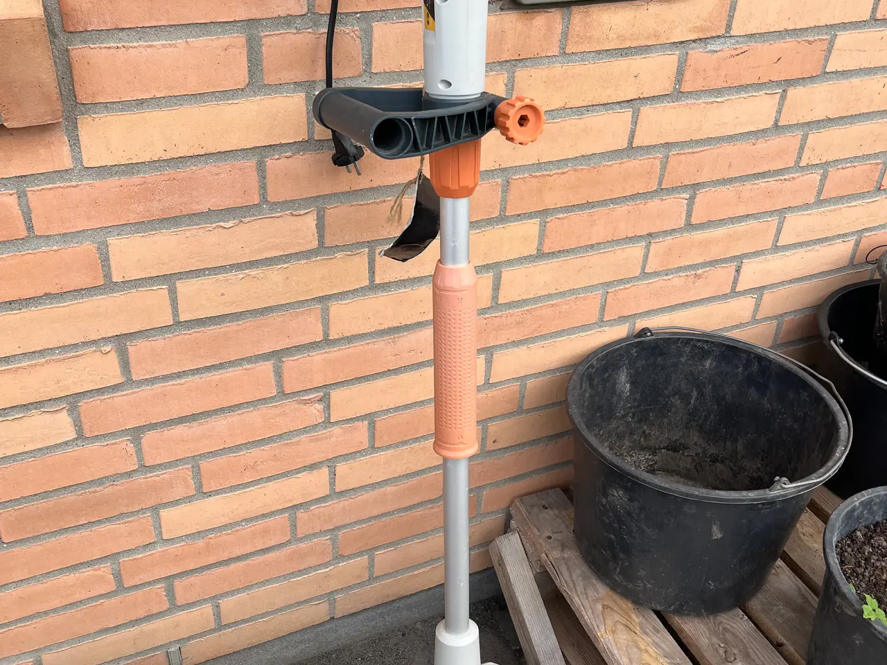 Billede 1 - Robotplæneklipper og håndfejemaskine
