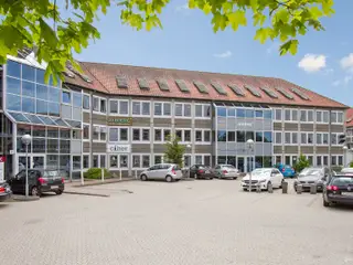 Velbeliggende kontorer med fælleskantine og fitnesscenter