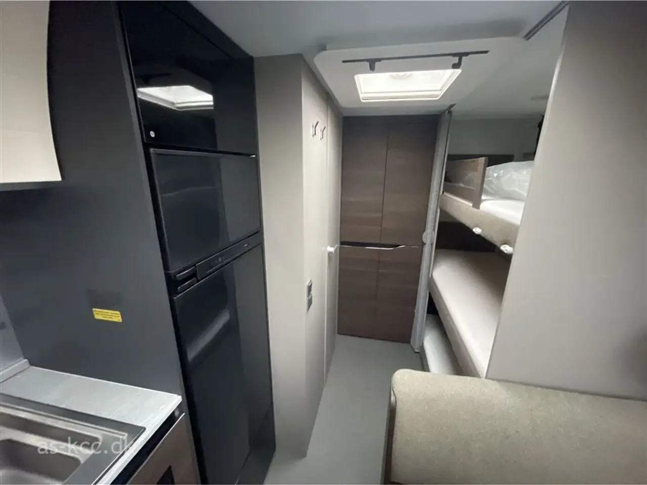 Billede 7 - 2022 - Adria Alpina 663 PT   Adria Alpina 663 PT årg. 2022 7 sovepladser, 6 siddepladser Isabella Commodore 3 m fortelt. Duo Control, Støttebensplader.