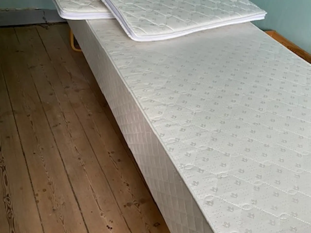 Billede 5 - Boxmadras med topmadras, sengetæppe og skuffe