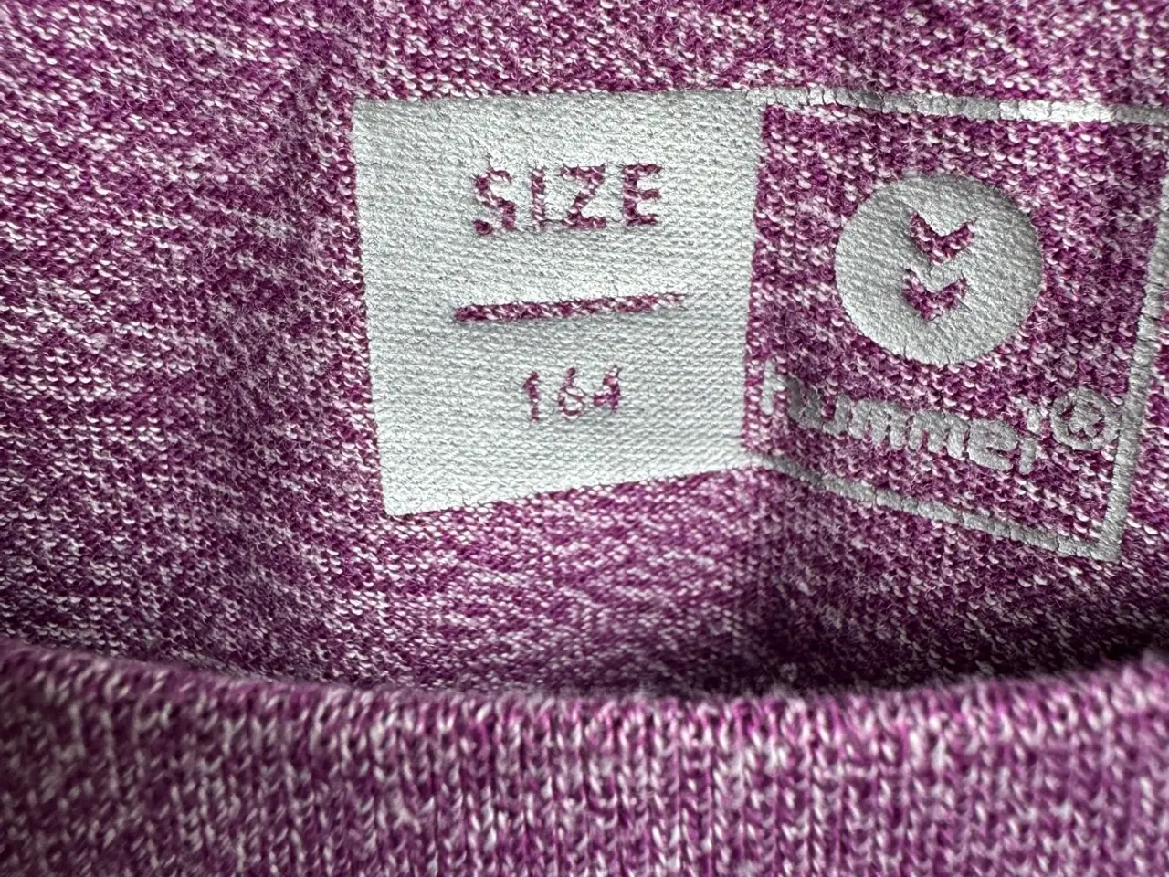 Billede 2 - Lilla Hummel trøje med hvidt logo str. 164
