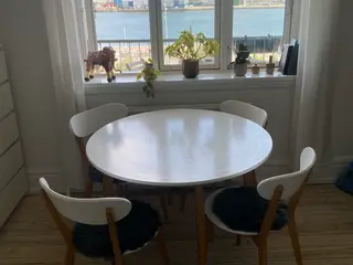 Hvidt spisebordssæt med hynder