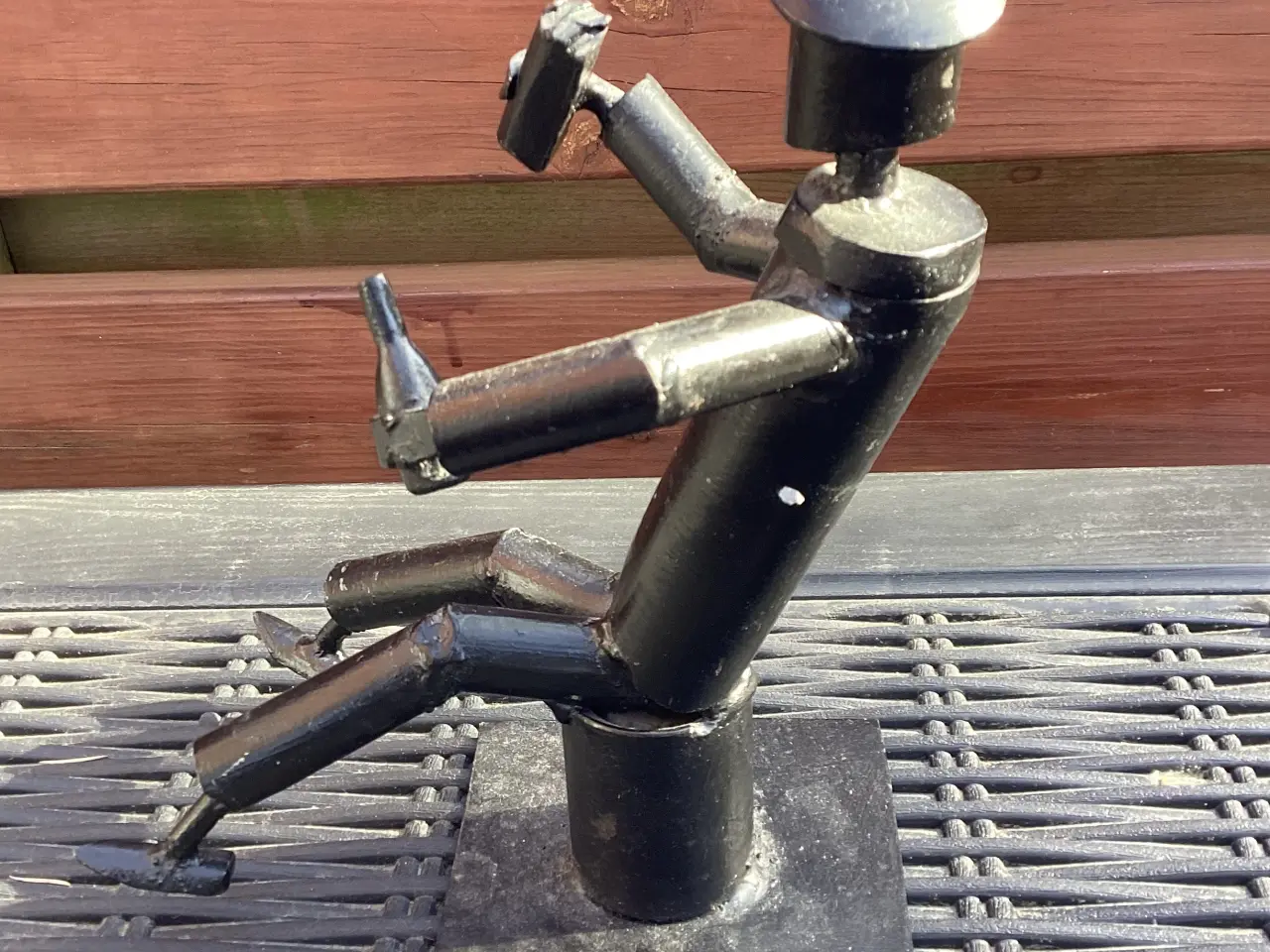 Billede 4 - Metal skulptur af drikkende mand/robot