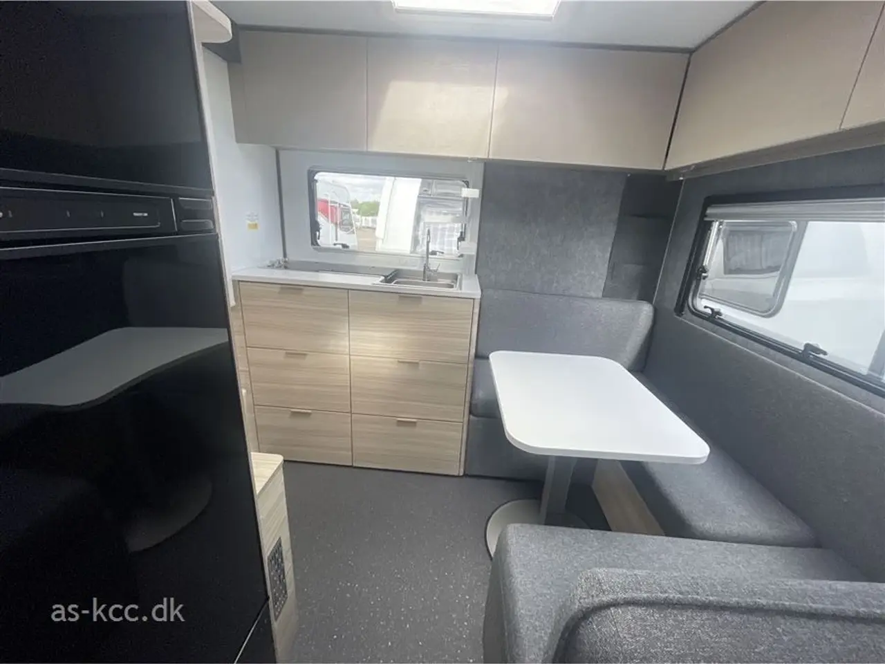 Billede 10 - 2026 - Adria Altea 402 PH Adria Altea 402 PH årg. 2026 4 sovepladser, 4 siddepladser Myggenet - halvdør kr. 1.640,- er lagt i prisen