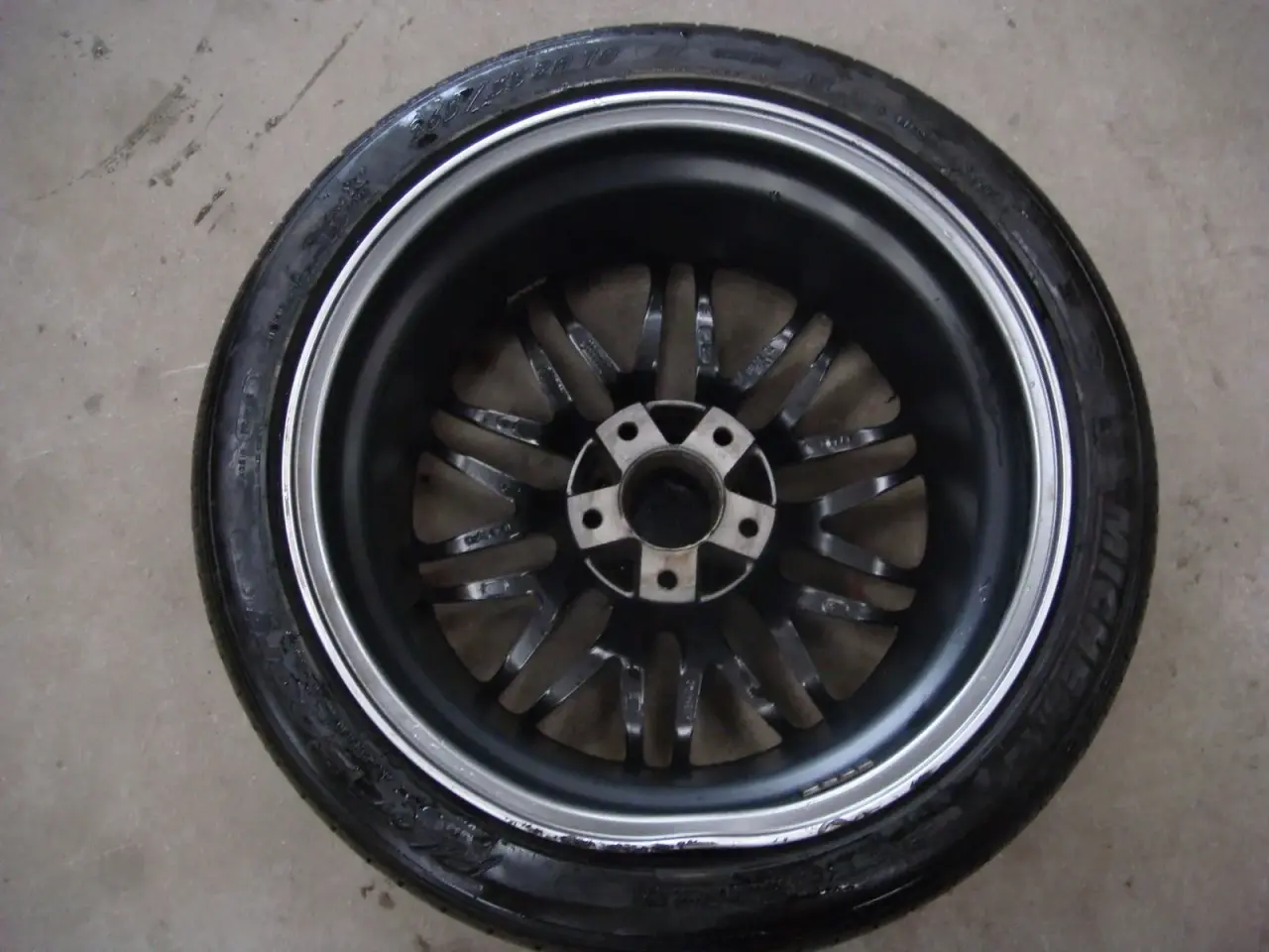 Billede 2 - 265/35-18 dæk med 9x18 Alufælg