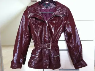 Fint jakke, bordo farve, str S, 60kr
