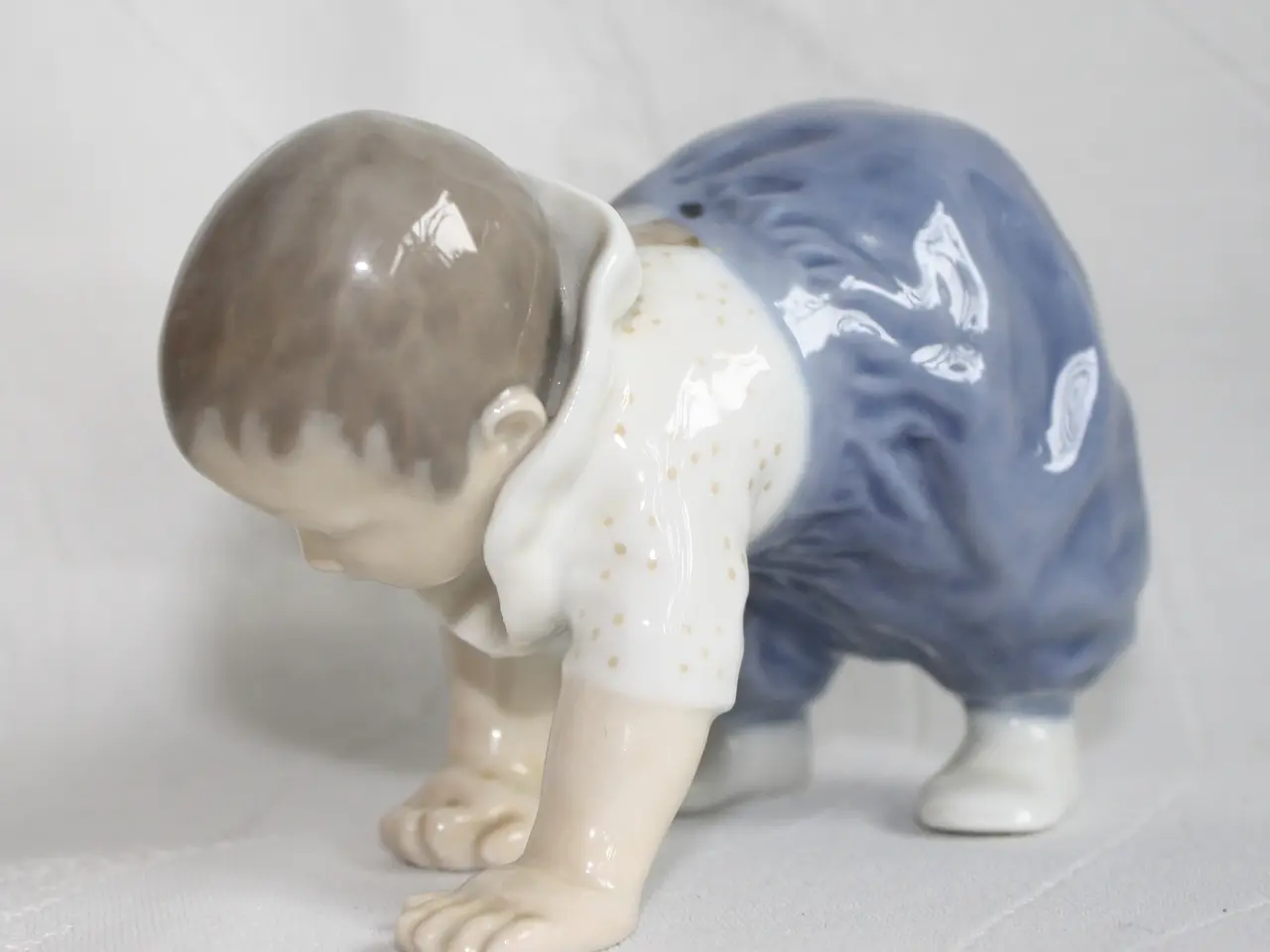 Billede 4 - Kravlende barn. Figur fra Royal Copenhagen