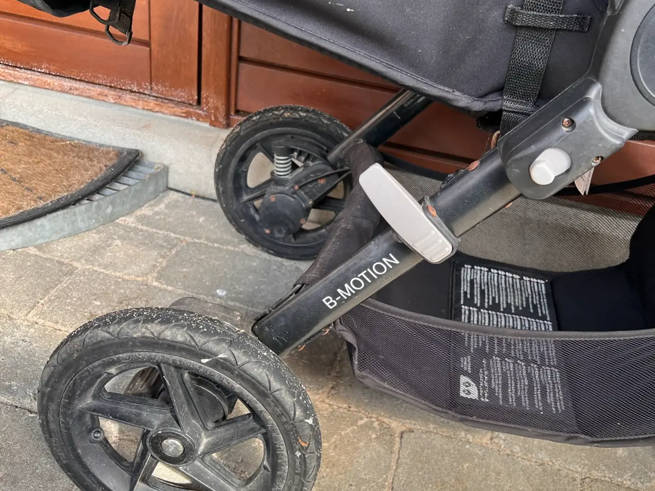 Billede 2 - Britax klapvogn med drejehjul og stor varekurv