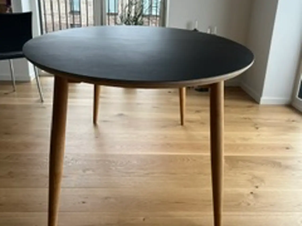 Billede 2 - Haslev Spisebord I sort linoleum og eg 