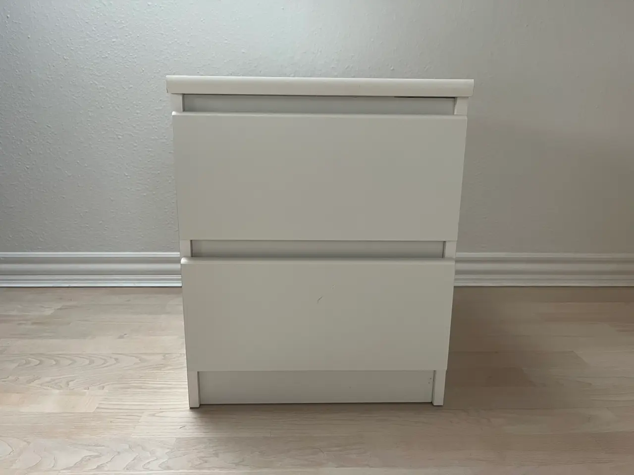 Billede 2 - Hvidt natbord med 2 skuffer, Kommode