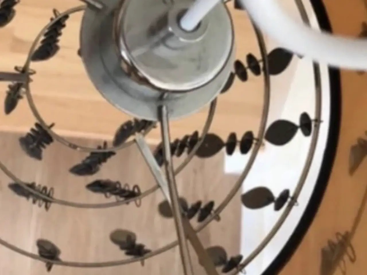 Billede 4 - Fin lampe sort og guldfarvet indvendigt