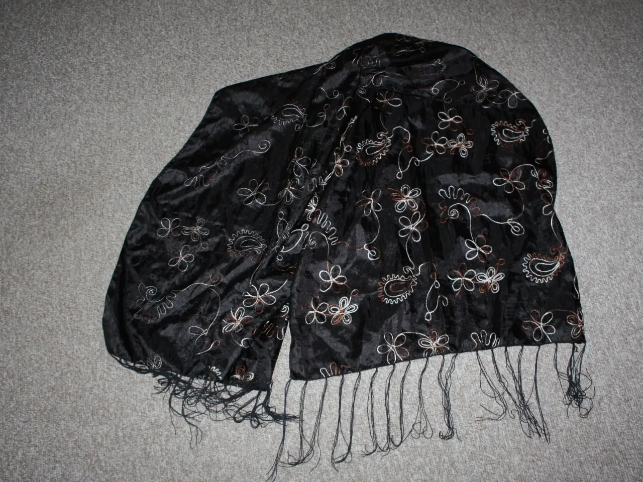 Billede 1 - Sort tørklæder 50% silk 50% polyester 158 cm x 61