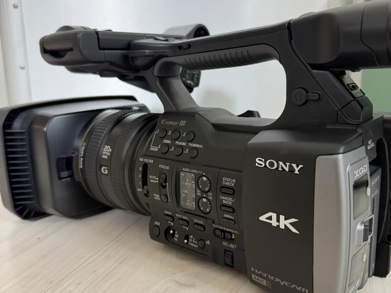Billede 3 - Sony FDR-AX1 4K Camcorder – Kun 51 timer – Komplet