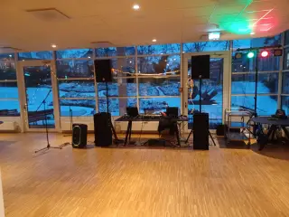 DJ udstyr, med mixer, forstærker og højtaler og ly