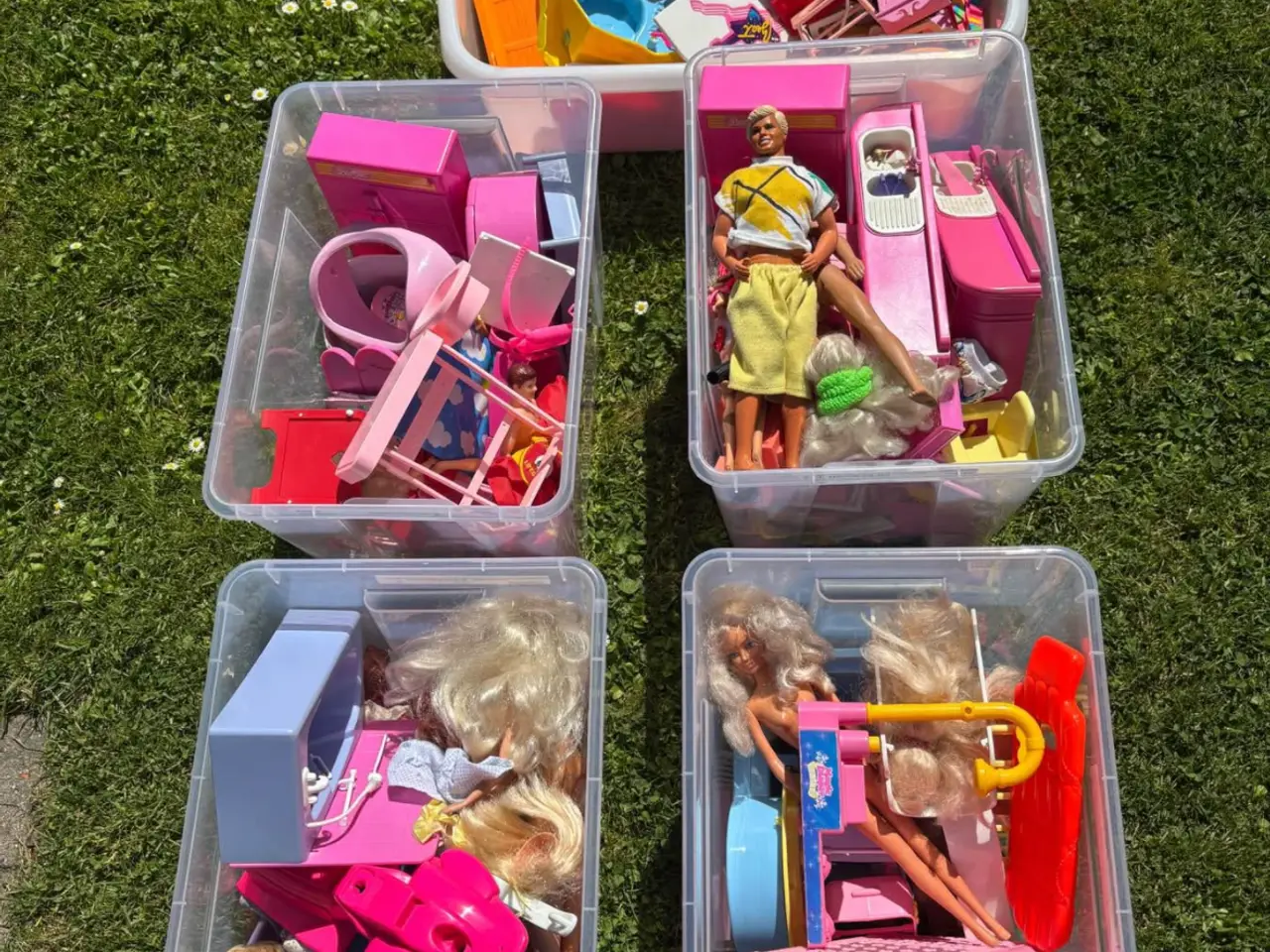 Billede 1 - Barbie tilbehør og lidt dukker 