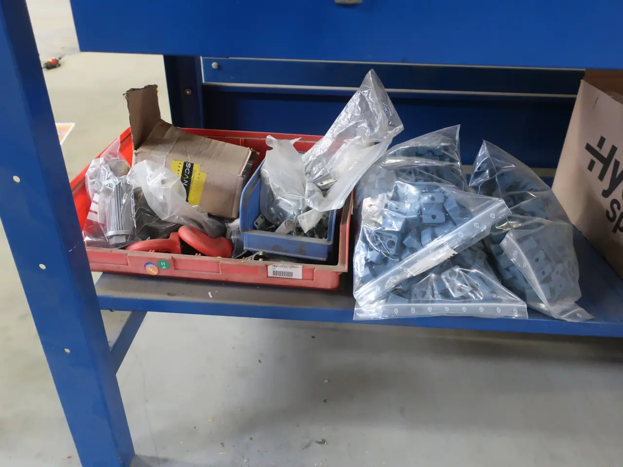 Billede 5 - Arbejdsbord med indhold