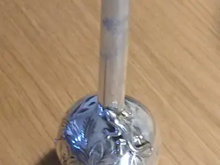 Art Deco-vase i forsølvet metal med øgle – designe