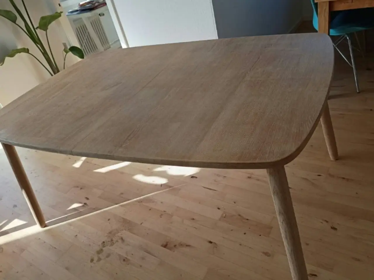 Billede 1 - Eksklusivt design bord I massiv egetræ