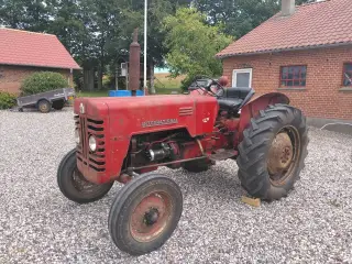 Fin lille IH veterantraktor 